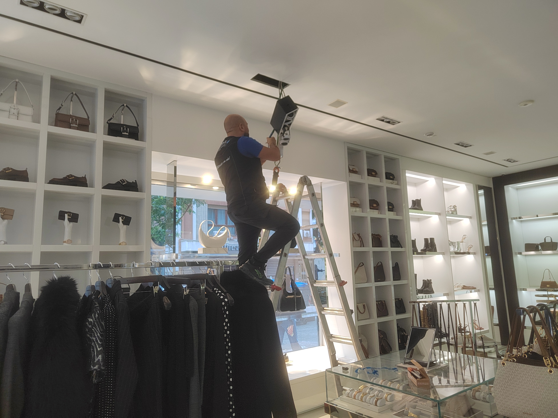 Umberto Malanga durante un intervento di manutenzione elettrica nello store Michael Kors di Bari